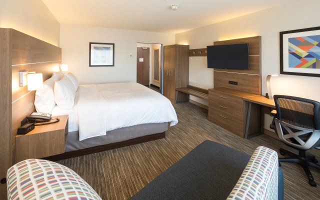photo 3 of Holiday Inn Express and Suites Kalamazoo West by IHG