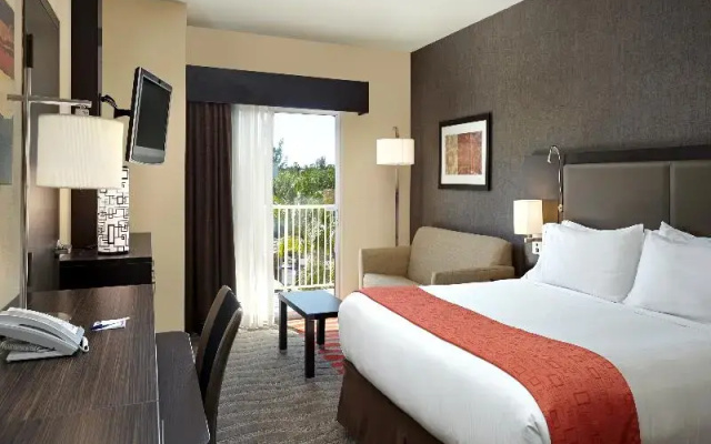 photo 3 of Holiday Inn Express and Suites Naples Downtown