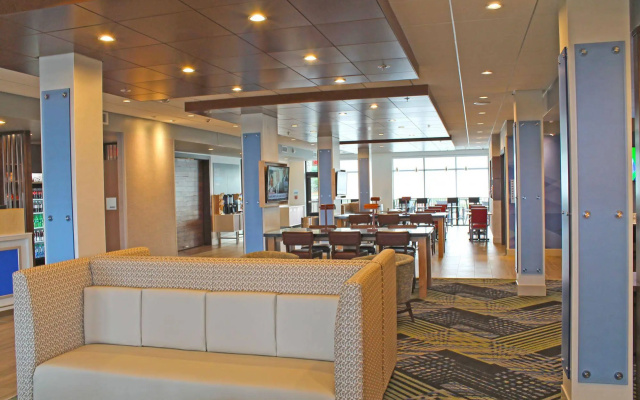 photo 2 of Holiday Inn Express and Suites St Louis South I55