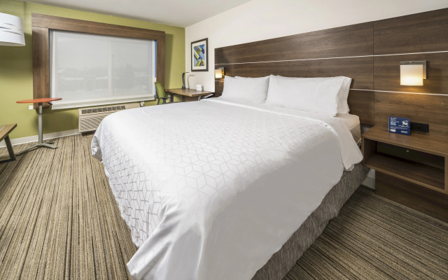 photo 4 of Holiday Inn Express Chicago NW - Vernon Hills by IHG