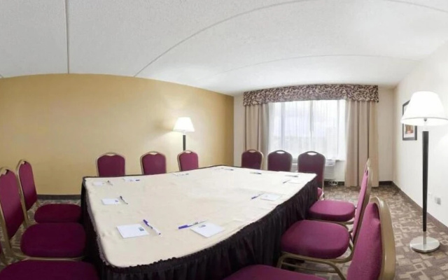 photo 4 of Holiday Inn Express Chicago Schaumburg