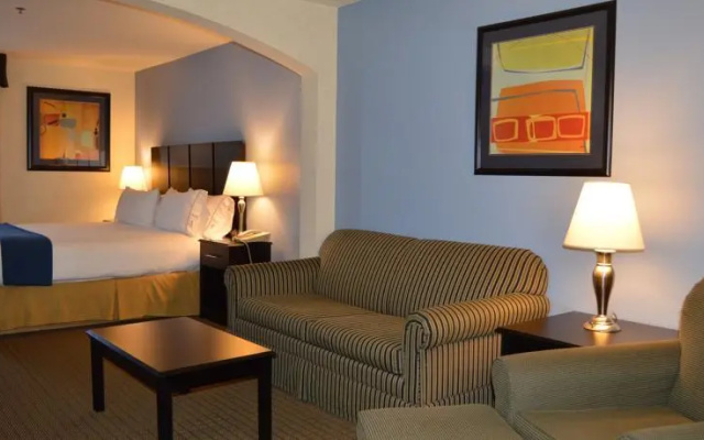 photo 2 of Holiday Inn Express Clinton Oklahoma
