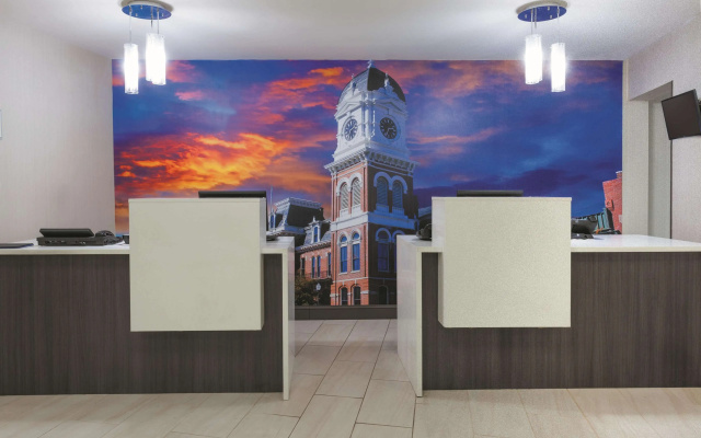 photo 2 of La Quinta Inn & Suites by Wyndham Covington