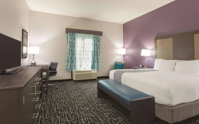 photo 3 of La Quinta Inn & Suites by Wyndham Covington