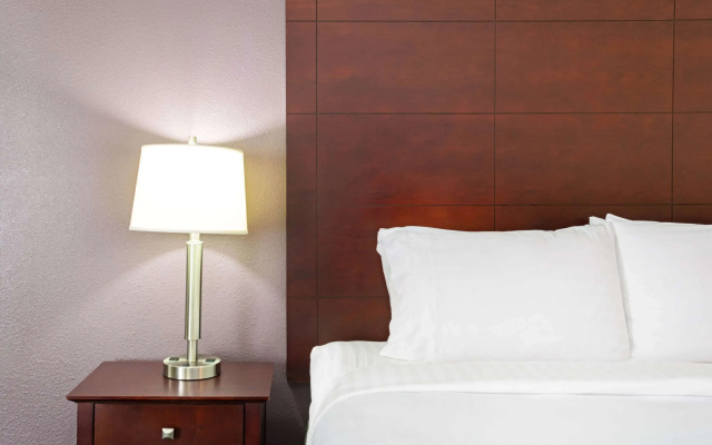 photo 3 of La Quinta Inn & Suites by Wyndham Denver Aurora Medical