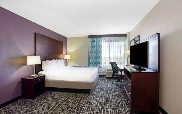 photo 4 of La Quinta Inn & Suites by Wyndham Denver Aurora Medical