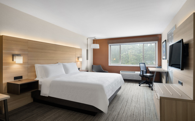 photo 2 of Holiday Inn Express Ft Bragg by IHG