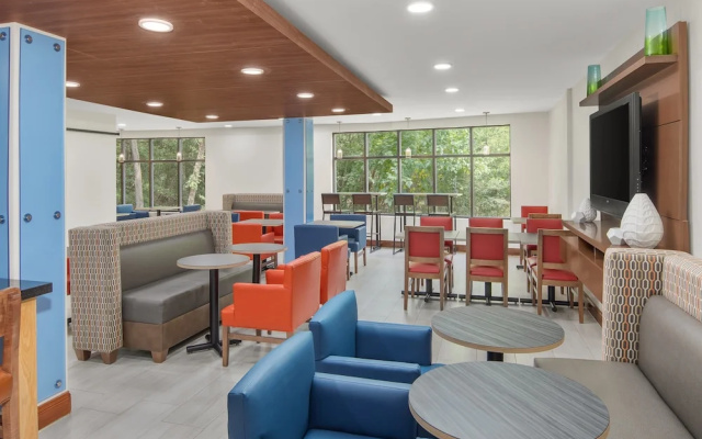 photo 2 of Holiday Inn Express & Suites Hardeeville - Hilton Head by IHG