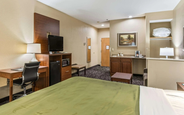 photo 5 of Quality Inn & Suites Hendersonville - Flat Rock