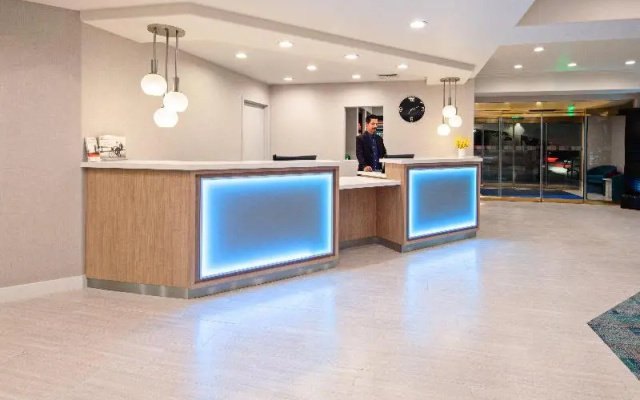 photo 2 of Holiday Inn Express Hollywood Walk Of Fame
