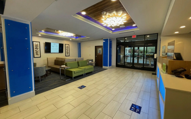 photo 2 of Holiday Inn Express Hotel & Suites Columbia East - Elkridge by IHG