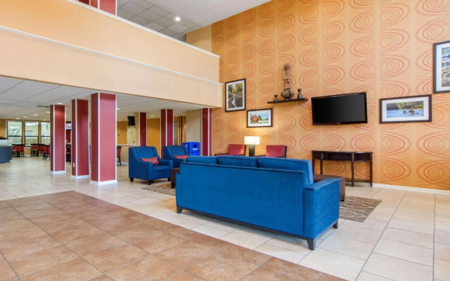 photo 2 of Comfort Inn & Suites Canton Riverstone Area