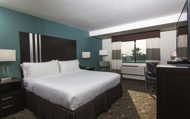 photo 3 of Holiday Inn Express & Suites Carlsbad Beach by IHG