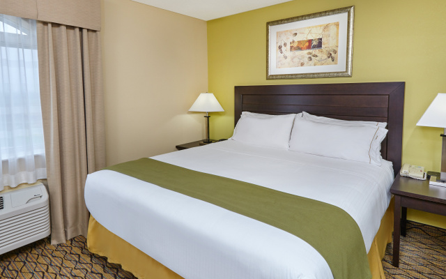 photo 4 of Holiday Inn Express & Suites Chicago-Libertyville by IHG