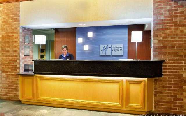 photo 2 of Holiday Inn Express Hotel & Suites Chicago-Midway Airport by IHG
