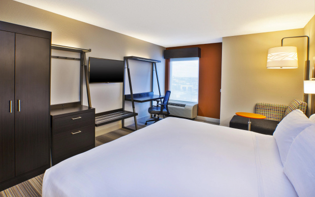 photo 4 of Holiday Inn Express Hotel & Suites Chicago-Midway Airport by IHG