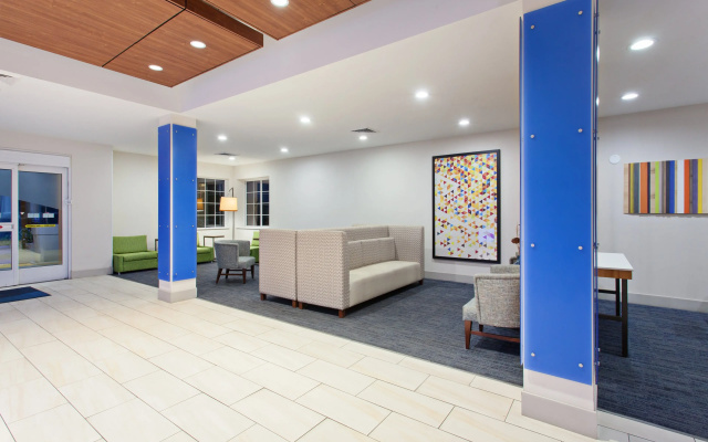 photo 2 of Holiday Inn Express & Suites Corona by IHG