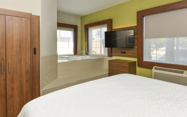 photo 4 of Holiday Inn Express & Suites Corona by IHG