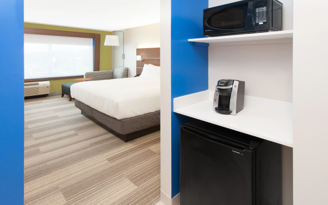 photo 4 of Holiday Inn Express & Suites Detroit - Farmington Hills by IHG