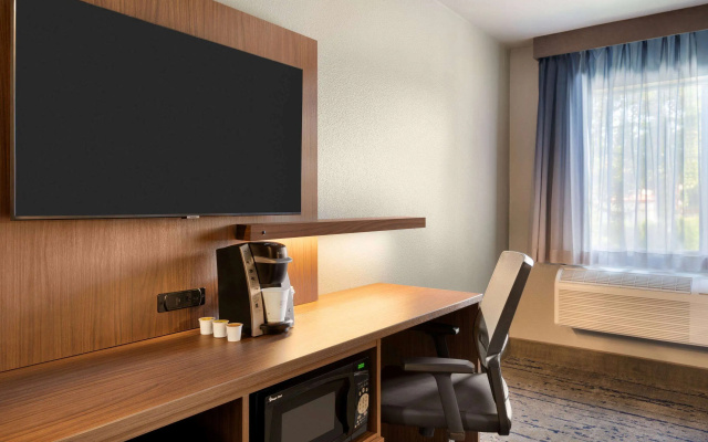 photo 2 of La Quinta Inn & Suites by Wyndham Springfield