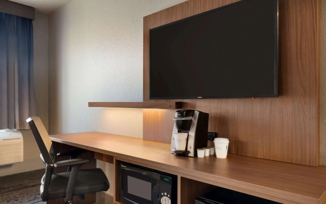 photo 3 of La Quinta Inn & Suites by Wyndham Springfield