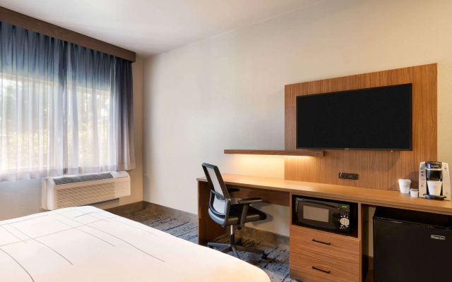 photo 5 of La Quinta Inn & Suites by Wyndham Springfield