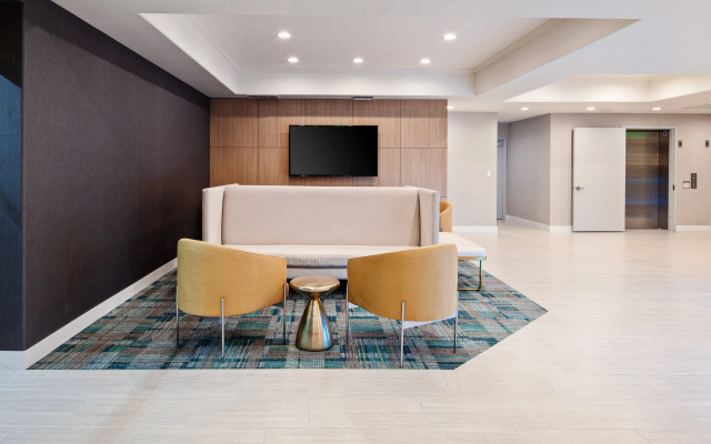 photo 2 of Holiday Inn Express & Suites Hollywood Walk Of Fame