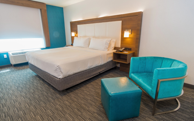 photo 3 of Holiday Inn Express & Suites Hollywood Walk Of Fame