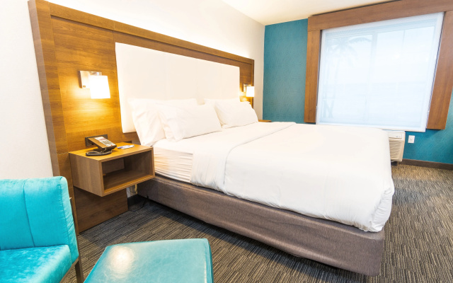 photo 4 of Holiday Inn Express & Suites Hollywood Walk Of Fame