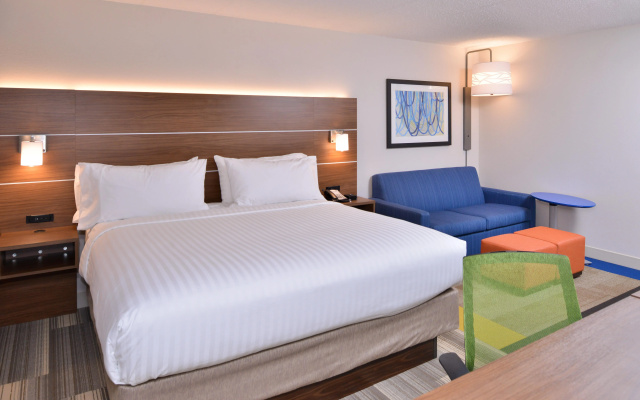 photo 3 of Holiday Inn Express & Suites Indianapolis Dtn-Conv Ctr Area by IHG