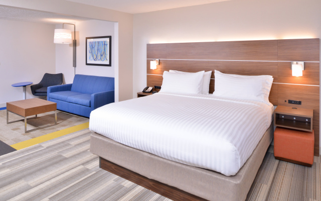 photo 5 of Holiday Inn Express & Suites Indianapolis Dtn-Conv Ctr Area by IHG