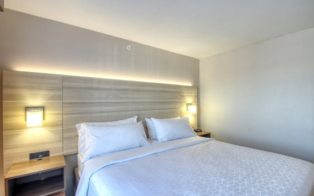 photo 3 of Holiday Inn Express Hotel & Suites Milwaukee Airport by IHG