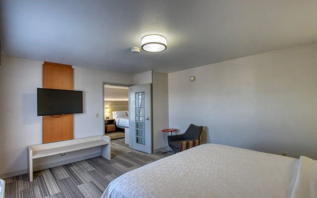 photo 4 of Holiday Inn Express Hotel & Suites Milwaukee Airport by IHG