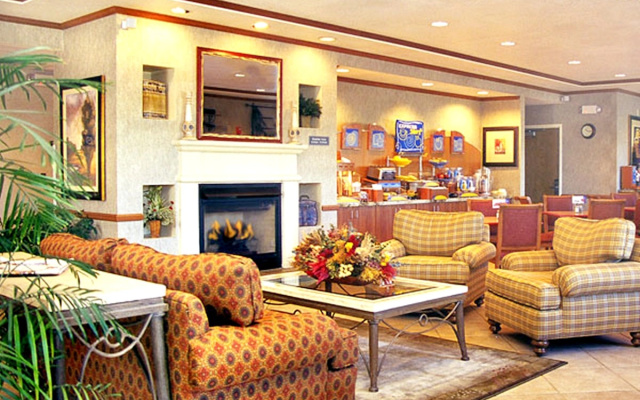 photo 2 of Holiday Inn Express Hotel & Suites PEORIA NORTH - GLENDALE by IHG