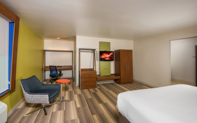 photo 3 of Holiday Inn Express Hotel & Suites PEORIA NORTH - GLENDALE by IHG