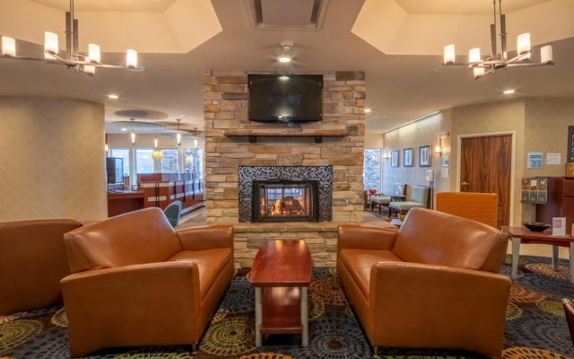photo 2 of Holiday Inn Express Hotel & Suites Pittsburgh Airport by IHG