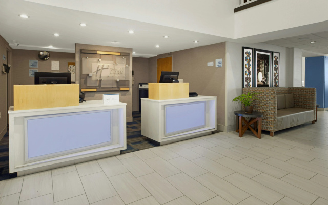 photo 2 of Holiday Inn Express Hotel & Suites Warrenton by IHG