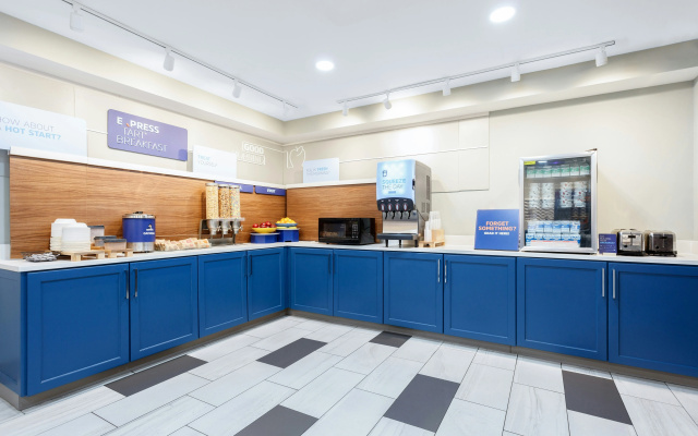 photo 2 of Holiday Inn Express & Suites Williamsburg by IHG