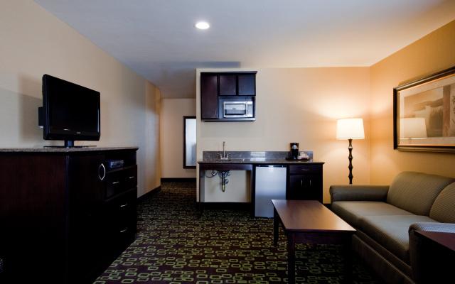 photo 3 of Holiday Inn Express & Suites Woodland Hills by IHG