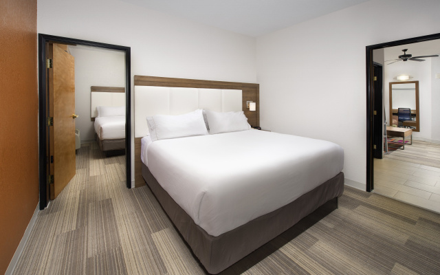 photo 2 of Holiday Inn Express & Suites San Antonio-Dtwn Market Area by IHG