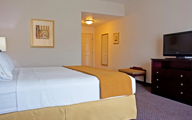 photo 3 of Holiday Inn Express & Suites Chicago West-O'Hare A