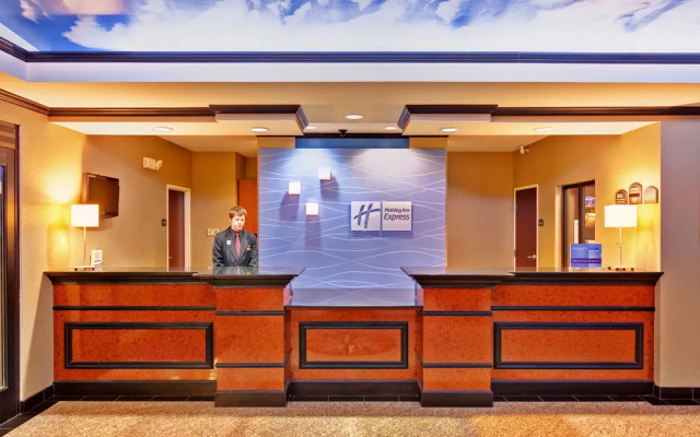 photo 2 of Holiday Inn Express & Suites Clinton