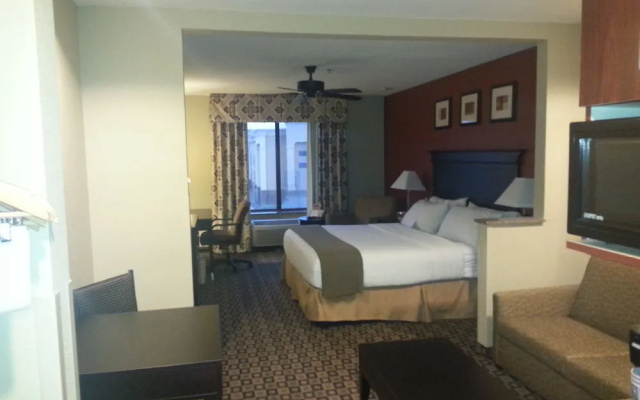 photo 3 of Holiday Inn Express & Suites Clinton