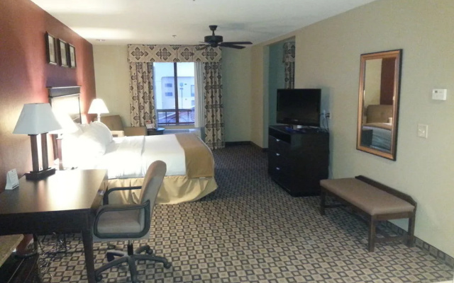 photo 4 of Holiday Inn Express & Suites Clinton