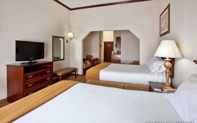 photo 2 of Holiday Inn Express Hotel & Suites Commerce-Tanger Outlets