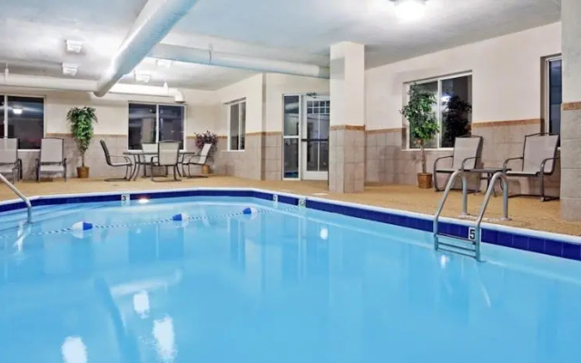 photo 3 of Holiday Inn Express and Suites Newark - Heath