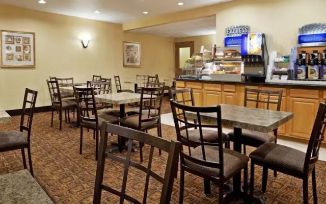 photo 5 of Holiday Inn Express and Suites Newark - Heath