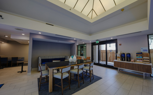 photo 2 of Holiday Inn Express & Suites Santa Clara-Silicon Valley by IHG