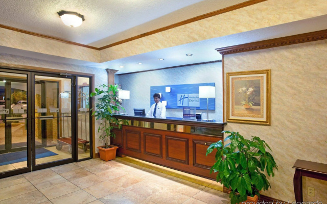 photo 2 of Holiday Inn Express Huntington
