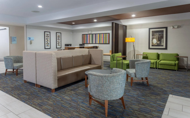 photo 2 of Holiday Inn Express Indianapolis - Southeast by IHG